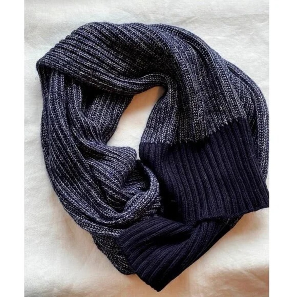 Universal Thread Blue Oblong Ribbed Knit Scarf